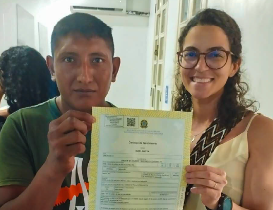 Atualmente, 52 indígenas da etnia Warao vivem em Itabuna, sendo 10 crianças brasileiras; além da questão documental, a DPE-BA atua em rede para auxiliar o município a atender as demandas do coletivo e garantir agilidade na análise dos pedidos de refúgio.