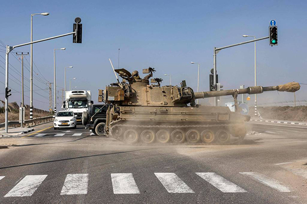 Tanque de Israel atravessa estrada perto da Faixa de Gaza 