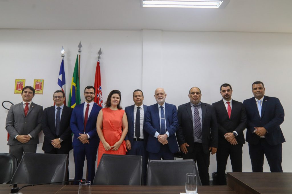 Presidente do TJBA, Desembargador Nilson Soares Castelo Branco, e demais autoridades presentes no evento