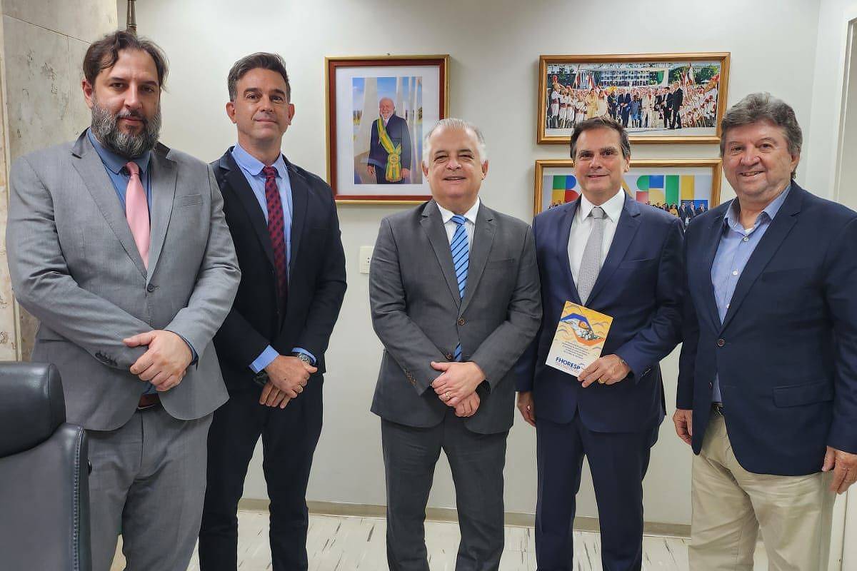 Dirigentes da Federação dos Hotéis do Estado de SP com o ministro Márcio França