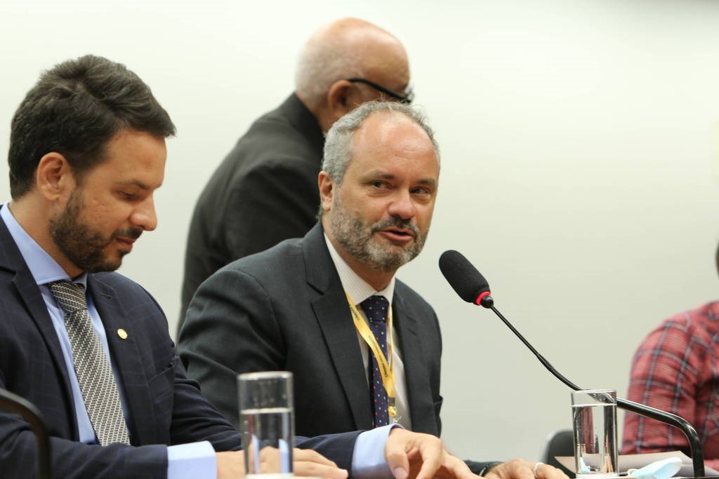 O secretário do Ministério da Gestão, José Celso Cardoso Jr. (no microfone), em evento em 2022