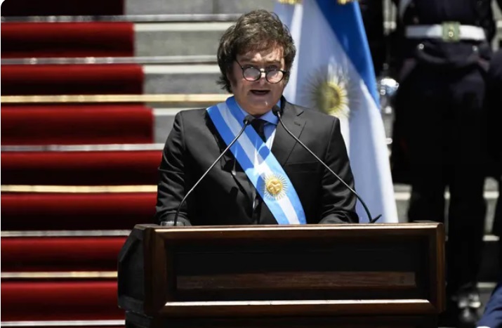 Milei recebe faixa e faz primeiro discurso como presidente da Argentina
