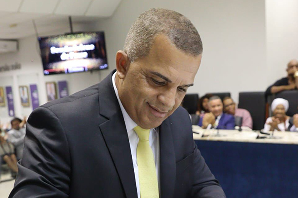 Imagem de ‘Dia histórico’, diz Bira durante posse como prefeito de Mata de São João