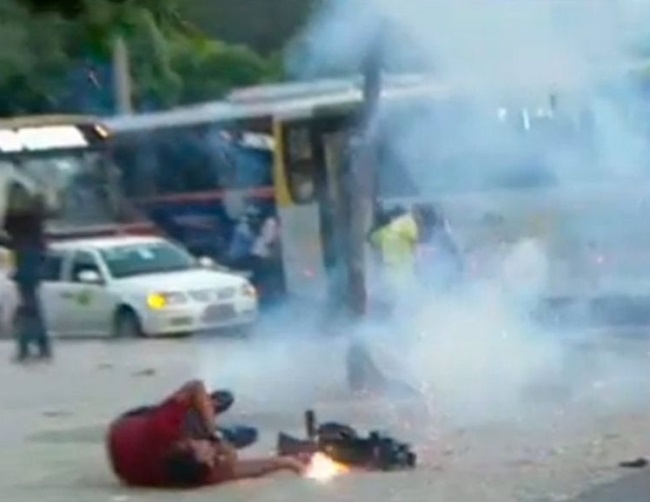 Justiça condena a 12 anos de prisão acusado de matar cinegrafista em manifestação Justiça condena a 12 anos de prisão acusado de matar cinegrafista em manifestação