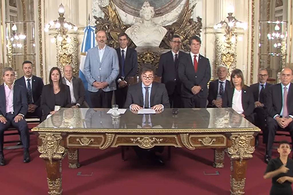 O presidente da Argentina, Javier Milei, em pronunciamento na Casa Rosada