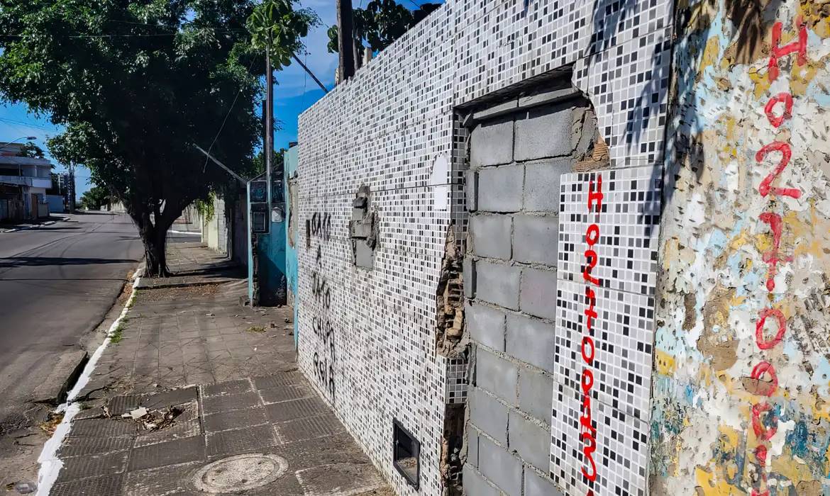 A superfície cede em uma velocidade vertical de 0,7 cm por hora A superfície cede em uma velocidade vertical de 0,7 cm por hora