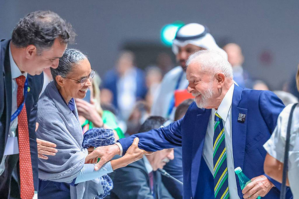 O presidente Lula cumprimenta Marina Silva, ministra do Meio Ambiente, e Rodrigo Pacheco, presidente do Senado, na cúpula dos líderes na COP28, em Dubai