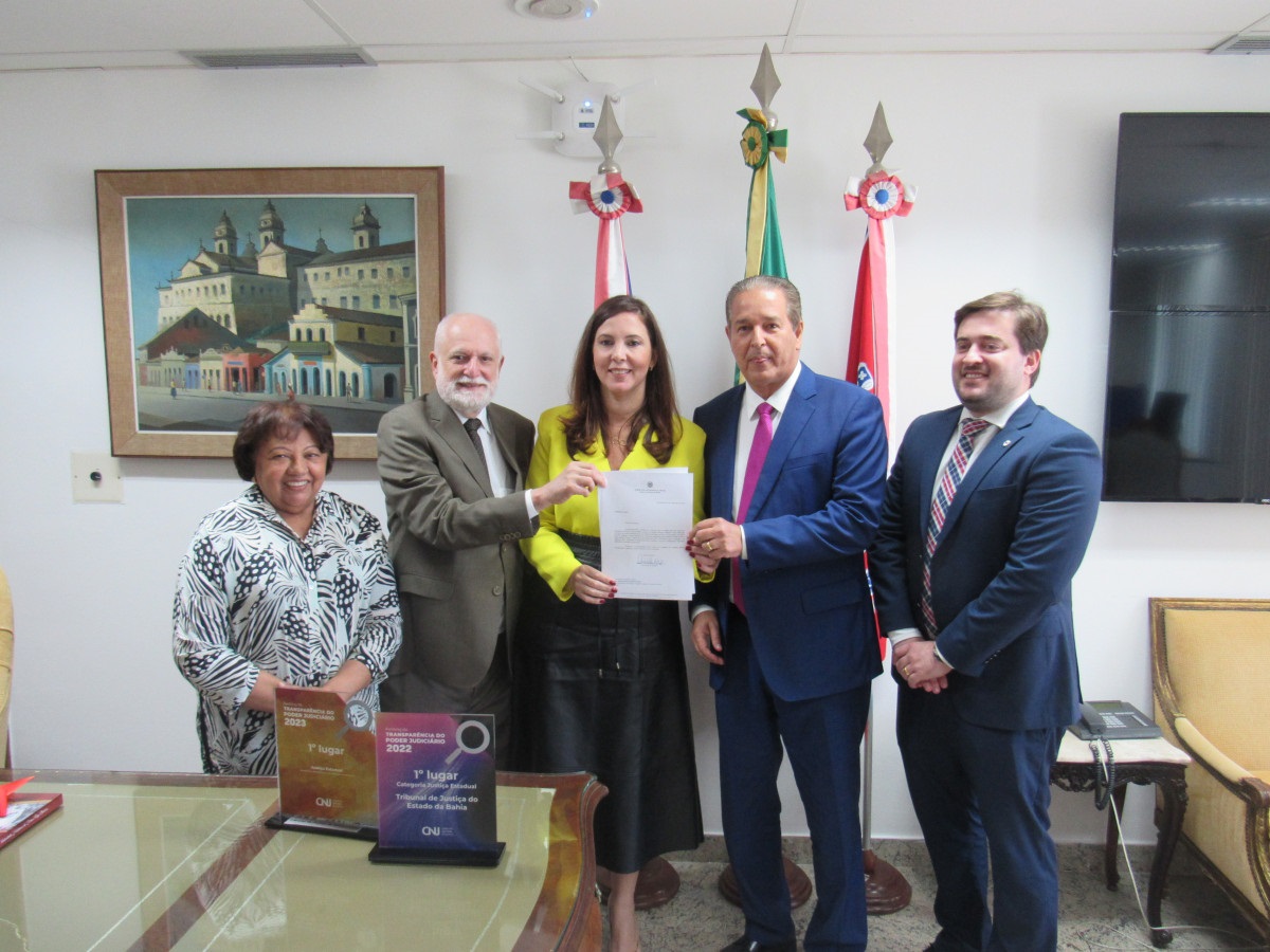 Presidente do TJBA recebe visita institucional da OAB-BA, em agradecimento à criação do Órgão Especial Presidente do TJBA recebe visita institucional da OAB-BA, em agradecimento à criação do Órgão Especial