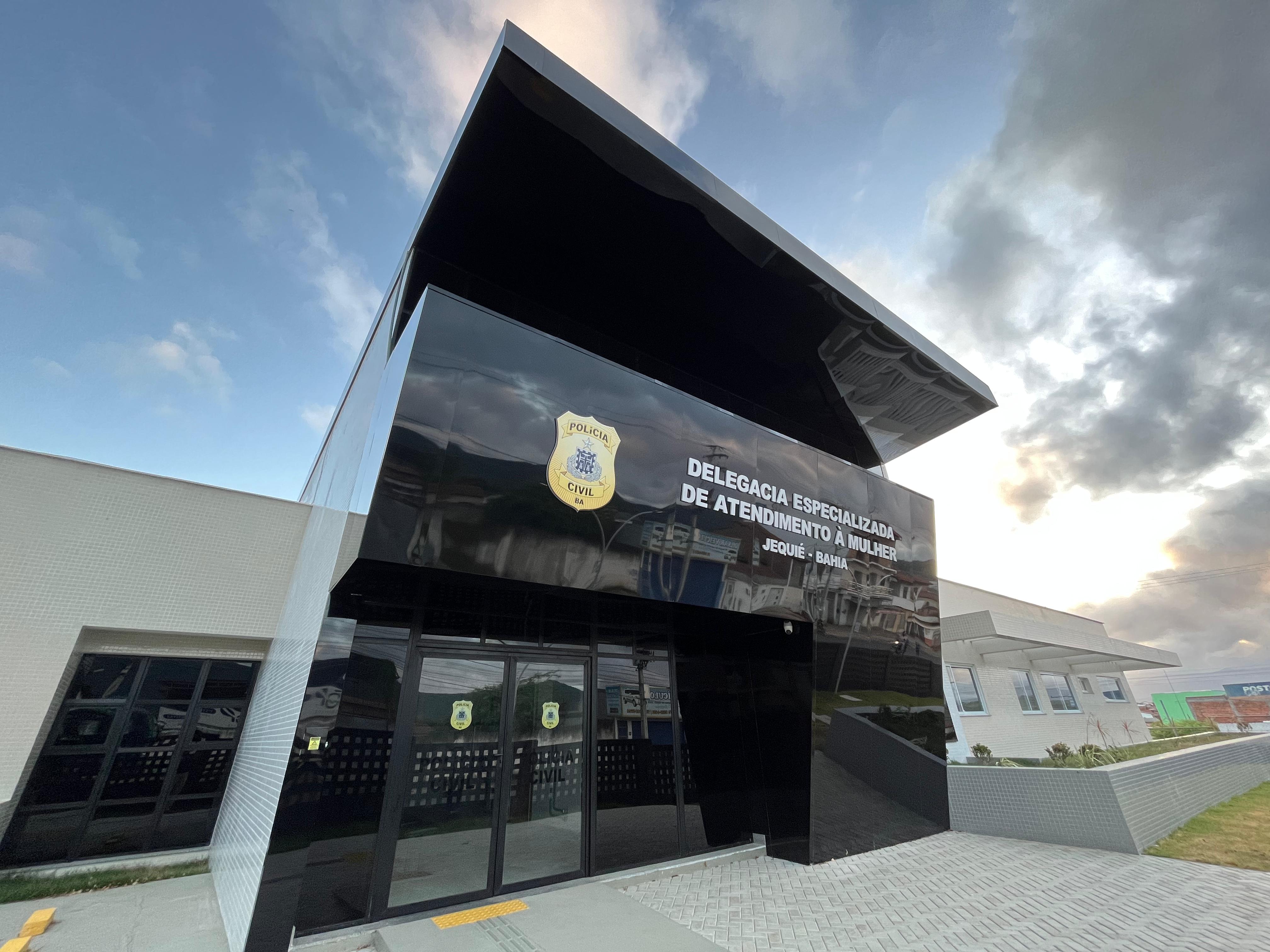 A prisão foi realizada pela Delegacia Especial de Atendimento à Mulher (Deam) do Departamento de Proteção à Mulher, Cidadania e Pessoas Vulneráveis (DPMCV)