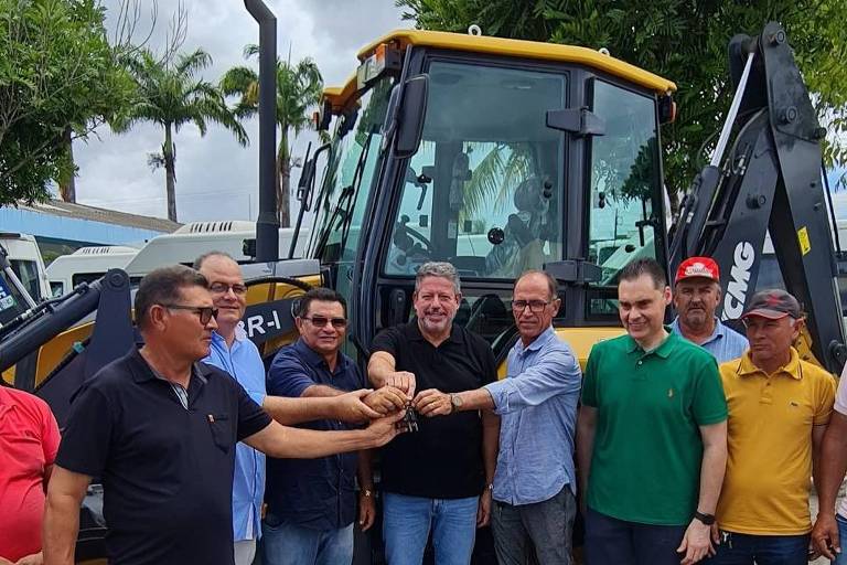 O presidente da Câmara, deputado Arthur Lira (ao centro, de preto), entrega retroescavadeira comprada pela Codevasf, em Penedo, Alagoas