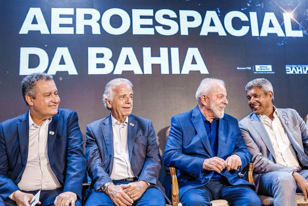 Presidente Lula com o governador da Bahia, Jerônimo Rodrigues, o ministro da Casa Civil, Rui Costa, e o ministro da Defesa, José Múcio Monteiro Filho, em cerimônia de implantação do Parque Tecnológico Aeroespacial da Bahia