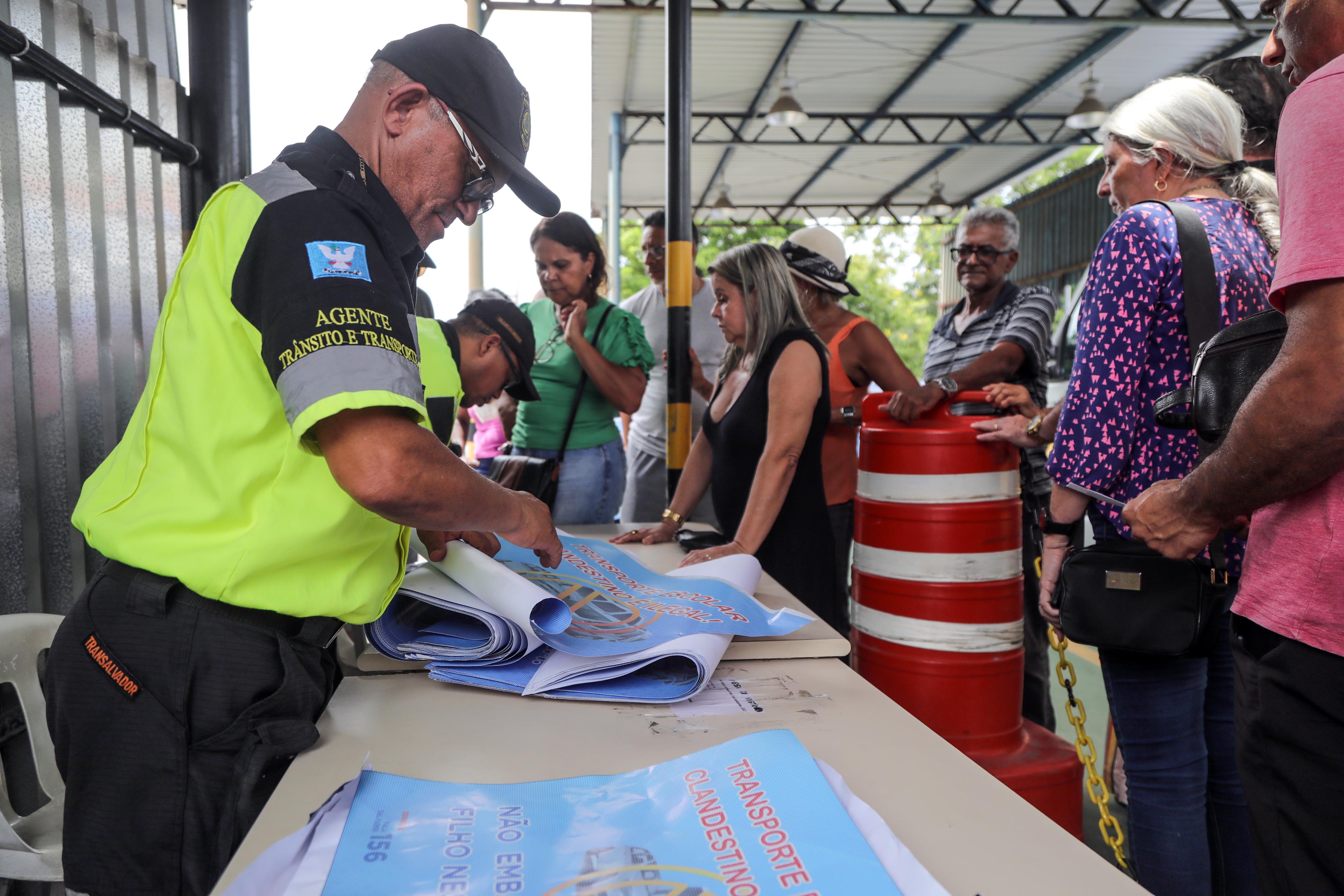 A ação consiste na plotagem de adesivos perfurados nos veículos de transporte escolar