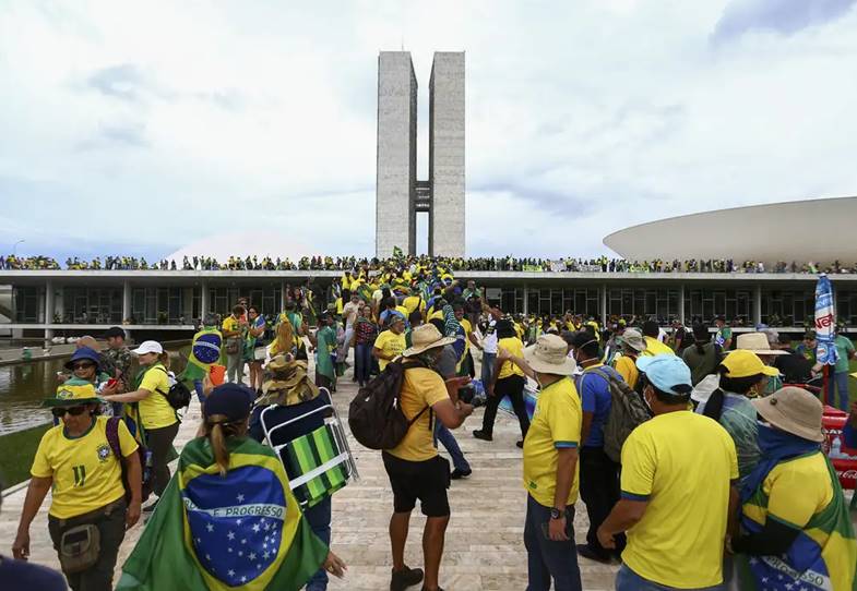 Além de fotos de servidores, objetos danificados também serão expostos