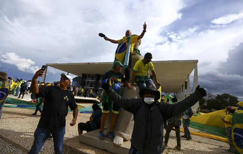 Imagem de Um ano após tentativa de golpe, STF mantém 66 presos
