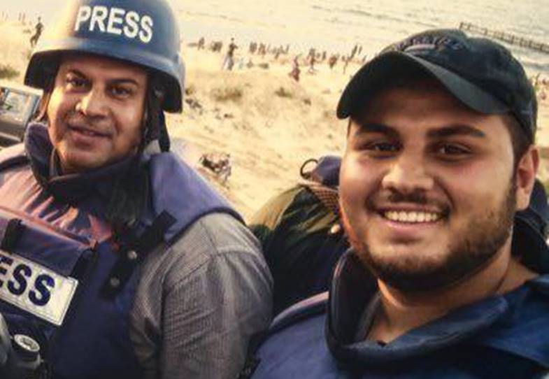 Wael Dahdouh, editor-chefe do escritório da Al Jazeera na Faixa de Gaza, com o filho, Hamza Wael Dahdouh, morto no ataque