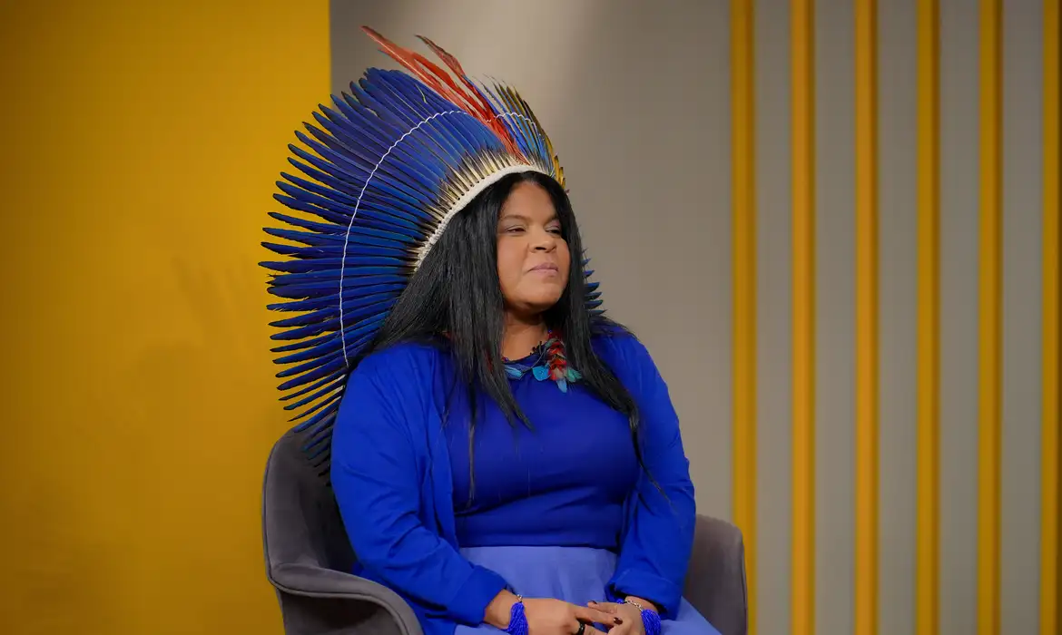 Ministra permanece no hospital para fazer uma bateria de exames Ministra permanece no hospital para fazer uma bateria de exames