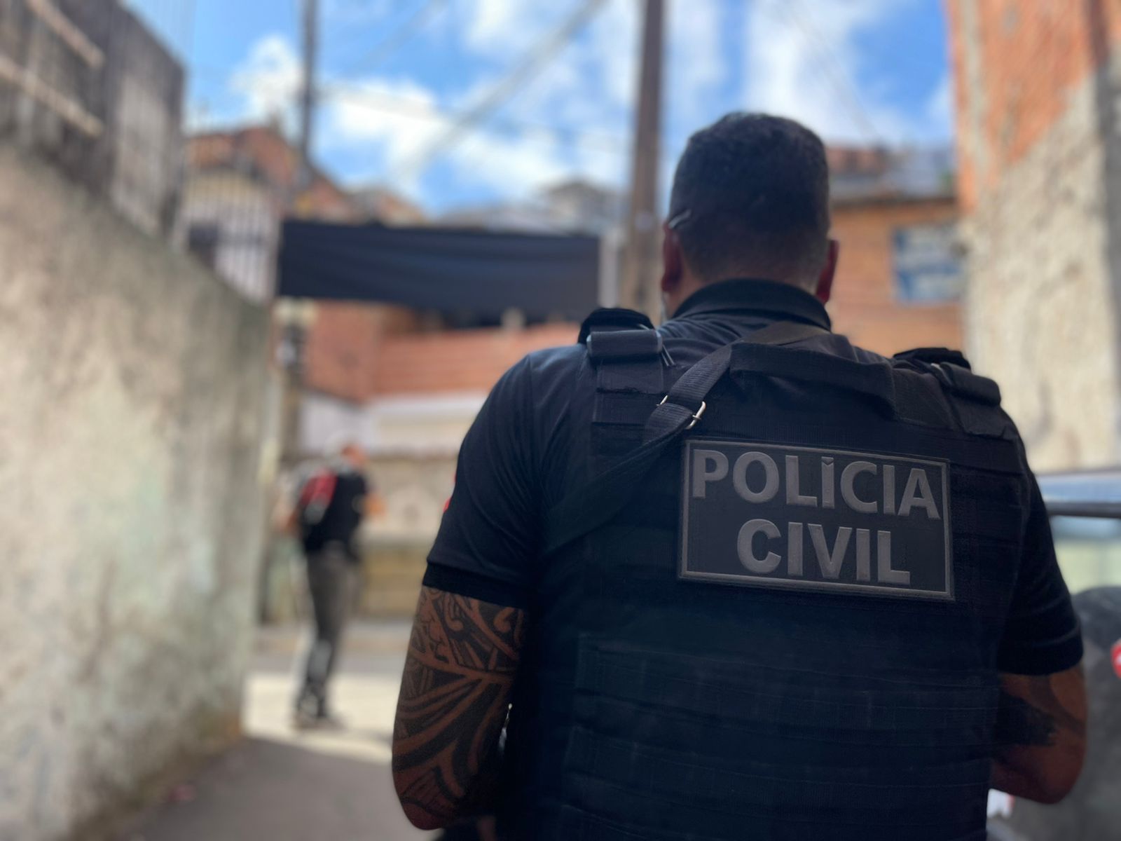 Equipes da Polícia Civil, com o apoio de guarnições da 69ª CIPM, cumpriram o mandado de prisão do acusado