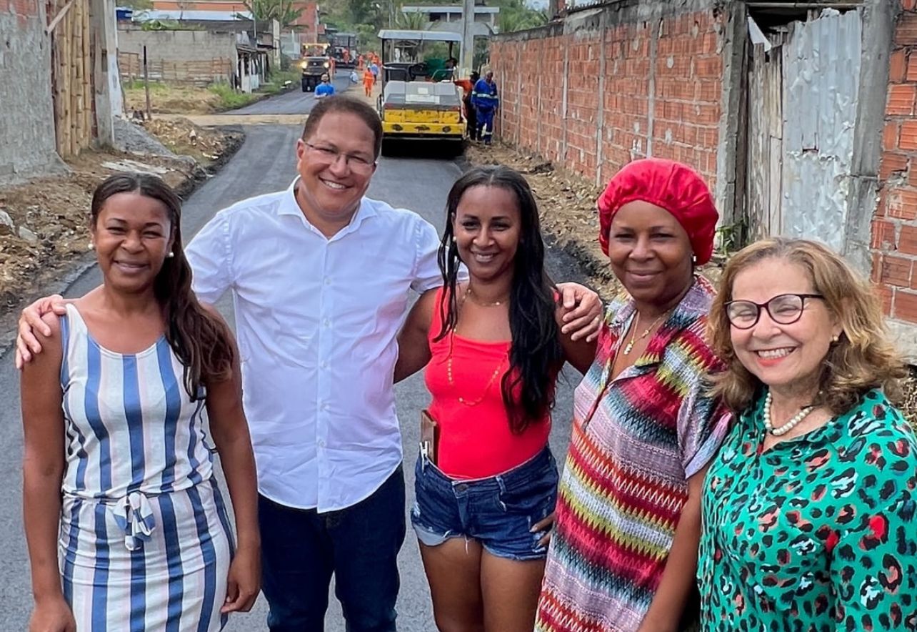 Prefeito Augusto Castro inspeciona obras de pavimentação e recebe o carinho de populares.