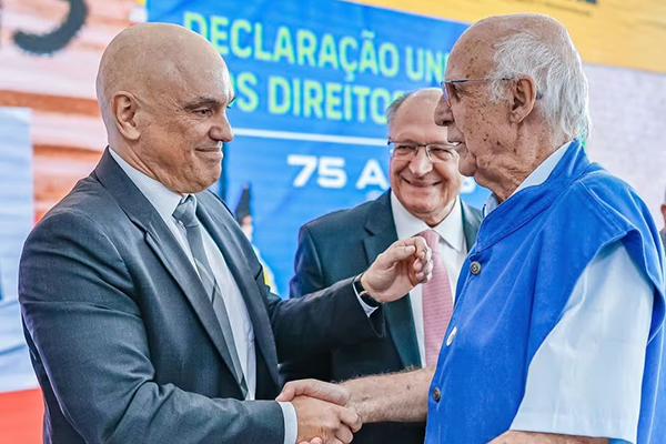 Ministro Alexandre de Moraes cumprimenta padre Júlio Lancellotti em evento no Palácio do Planalto Ministro Alexandre de Moraes cumprimenta padre Júlio Lancellotti em evento no Palácio do Planalto