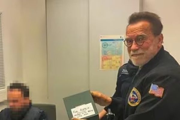 Arnold Schwarzenegger foi detido em um aeroporto de Munique Arnold Schwarzenegger foi detido em um aeroporto de Munique