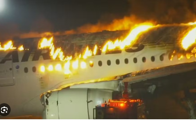 Avião com quase 400 passageiros pega fogo no Japão Avião com quase 400 passageiros pega fogo no Japão