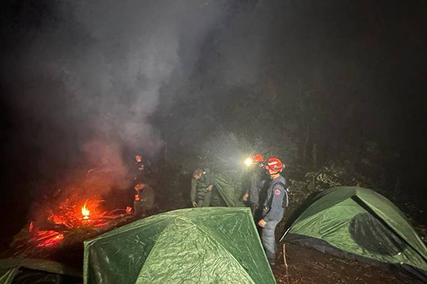 Bombeiros pernoitaram em local de queda de helicóptero em Paraibuna, SP Bombeiros pernoitaram em local de queda de helicóptero em Paraibuna, SP