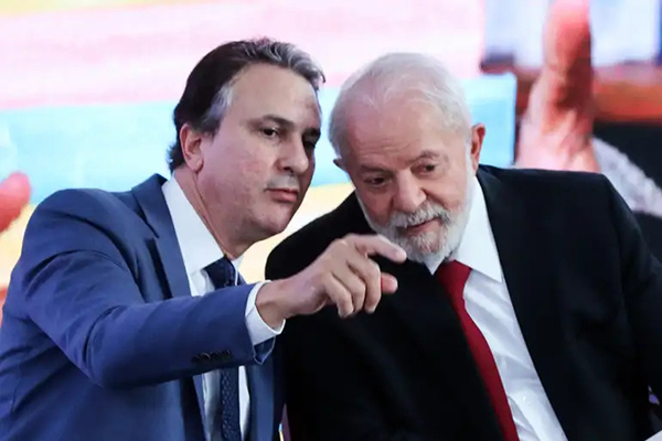 O presidente Lula (PT) com o ministro Camilo Santana (Educação) O presidente Lula (PT) com o ministro Camilo Santana (Educação)