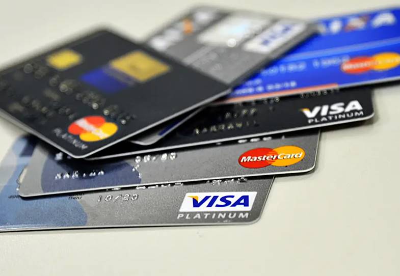 Após decisão do CMN que regulamentou a lei do Desenrola, o valor a ser pago em caso de atraso no pagamento da fatura do cartão não poderá superar 100% do valor original da dívida