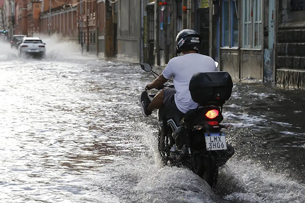 Rua fica alagada depois de temporal no Rio de Janeiro Rua fica alagada depois de temporal no Rio de Janeiro