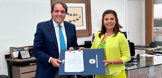 Termo foi assinado pelo presidente do Eleitoral baiano, des. Roberto Maynard Frank, e pela secretária da SEC-BA, Adélia Pinheiro; objetivo é oferecer conteúdos voltados à Justiça Eleitoral Termo foi assinado pelo presidente do Eleitoral baiano, des. Roberto Maynard Frank, e pela secretária da SEC-BA, Adélia Pinheiro; objetivo é oferecer conteúdos voltados à Justiça Eleitoral
