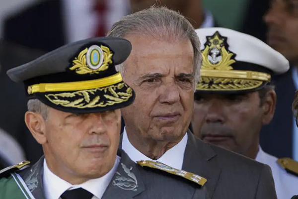 O comandante geral do Exército, Tomás Ribeiro Paiva, e o ministro da Defesa, José Mucio Monteiro