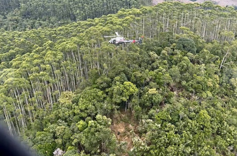 Polícia Militar sobrevoa local em que caiu helicóptero que saiu de São Paulo com destino a Ilhabela Polícia Militar sobrevoa local em que caiu helicóptero que saiu de São Paulo com destino a Ilhabela