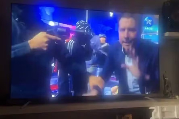 Homens armados invadem transmissão ao vivo de emissora pública no Equador