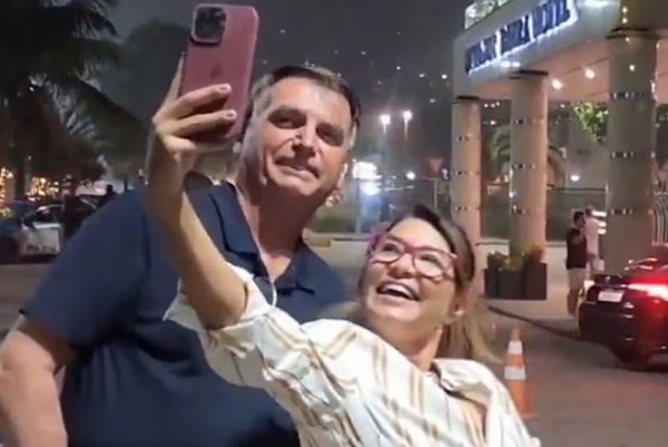 O ex-presidente Jair Bolsonaro (PL) com uma sósia da primeira-dama, Janja da Silva O ex-presidente Jair Bolsonaro (PL) com uma sósia da primeira-dama, Janja da Silva