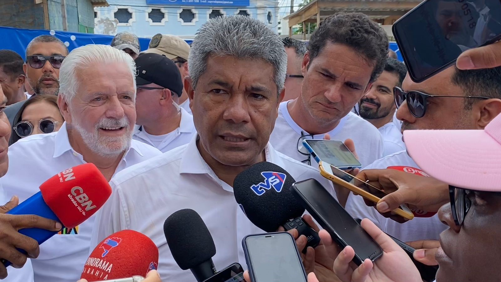 Governador Jerônimo Rodrigues chega ao Bonfim acompanhado de Jaques Wagner