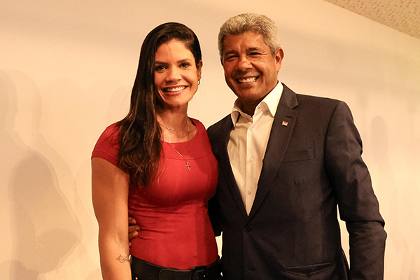 A secretária estadual de Infraestrutura Hídrica e Saneamento, Larissa Moraes, e o governador Jerônimo Rodrigues (PT)