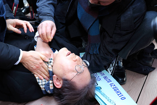 Líder da oposição na Coreia do Sul, Lee Jae-Myung, após ser esfaqueado em visita a Busan, no sul do país Líder da oposição na Coreia do Sul, Lee Jae-Myung, após ser esfaqueado em visita a Busan, no sul do país