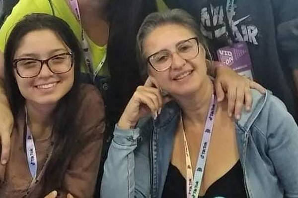 Letícia Ayumi Rodzewics Sakumoto, 20, e a mãe, Luciana Marley Rodzewics Santos, 46, estavam no helicóptero que caiu em São Paulo Letícia Ayumi Rodzewics Sakumoto, 20, e a mãe, Luciana Marley Rodzewics Santos, 46, estavam no helicóptero que caiu em São Paulo