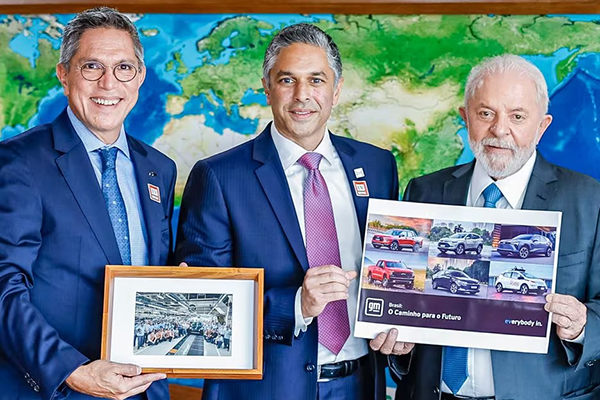 Santiago Chamorro, presidente da GM América do Sul; Shilpan Amin, presidente da General Motors International, e o presidente Lula Santiago Chamorro, presidente da GM América do Sul; Shilpan Amin, presidente da General Motors International, e o presidente Lula