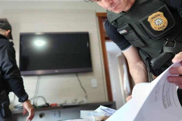 Imagem de Ex-secretária de Porto Alegre é presa por suspeita de corrupção na compra de material escolar