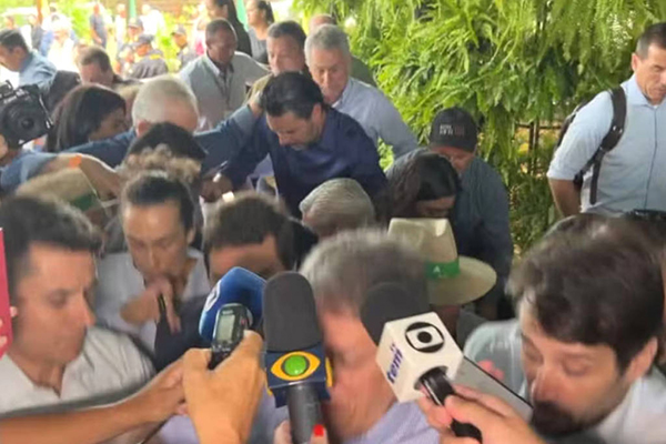 Palco com o governador de São Paulo, Tarcísio de Freitas (Republicanos), cedeu durante feira de agronegócios em Cândido Mota (SP)