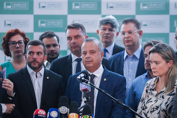 Parlamentares de oposição, entre eles o deputado Carlos Jordy (PL-RJ), o primeiro à esquerda