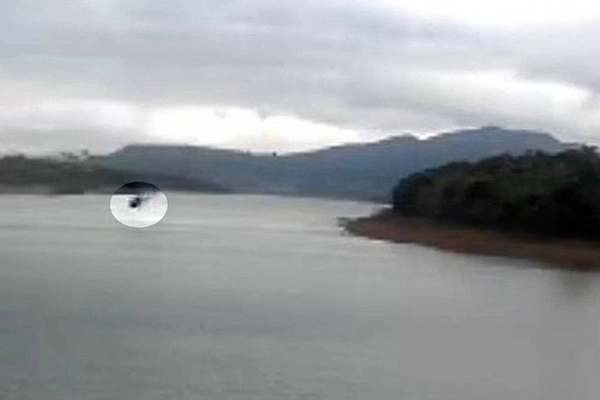 Imagem mostra queda de helicóptero no lago de Furnas, em Capitólio (MG), nesta terça (2) Imagem mostra queda de helicóptero no lago de Furnas, em Capitólio (MG), nesta terça (2)