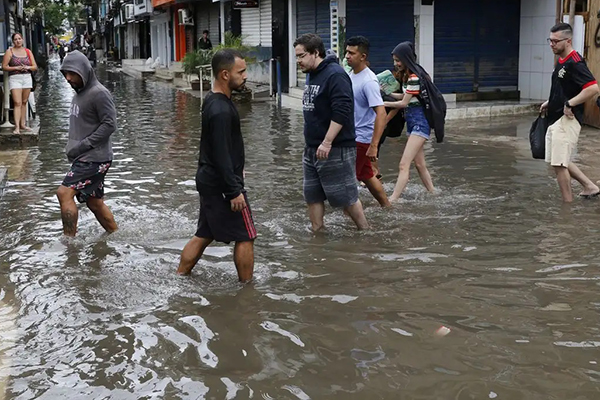 Rua alagada após temporal no Rio de Janeiro