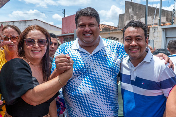 O prefeito de Euclides da Cunha, Luciano Pinheiro, ao lado da nova aliada e do secretário de Obras, Heldinho Macedo