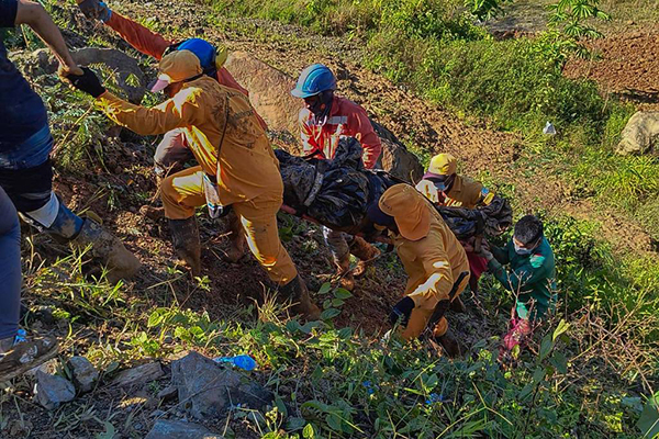 Socorristas retiram corpo de uma das vítimas do deslizamento na estrada que liga Medellin a Quibdo, na Colômbia
