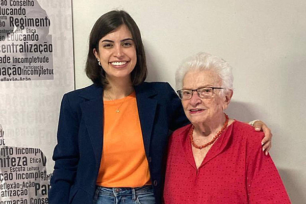 A deputada federal Tabata Amaral durante encontro com a também deputada Luiza Erundina