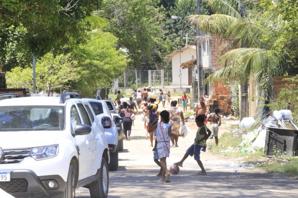 Cerca de 200 famílias do Quilombo receberam as cestas básicas na manhã de sexta-feira (29) Cerca de 200 famílias do Quilombo receberam as cestas básicas na manhã de sexta-feira (29)