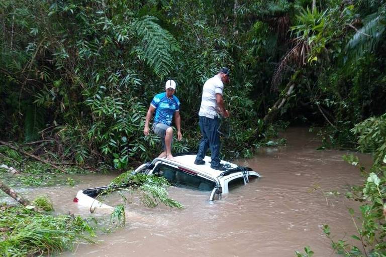 Homens durante remoção do veículo de dentro do córrego em SP