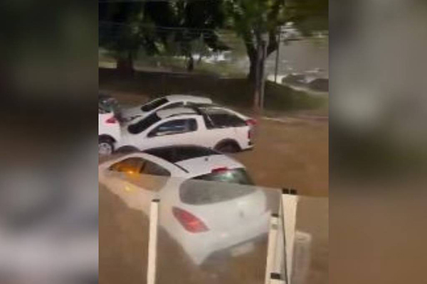 Veículos ficaram ilhados durante alagamento. Temporal atingiu BH na noite deste terça-feira